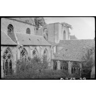 [Une église en partie détruite].