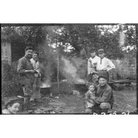 [Repas des soldats avec des enfants].
