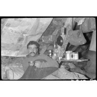 [Portrait d'un soldat dans son abri].