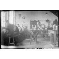 [Soldats dans un atelier].