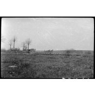 [Une passerelle devant un pont détruit].