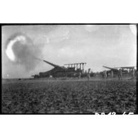 [Artillerie lourde sur voie ferrée, tir d'un 320 mm à glissement  modèle 1870 de 30 calibres].