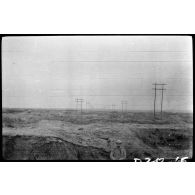 [Soldat devant un paysage de tranchées].