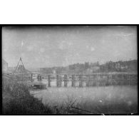 [Passerelle en bois sur une rivière].