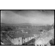 [Un village avec des maisons aux toits en partie détruits].