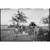 [Servants d'un canon].