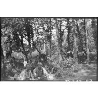 [Deux soldats avec leurs chevaux pendant une halte].