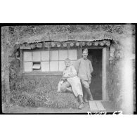 [Portrait de deux soldats devant un abri].