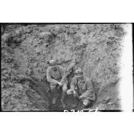 [Deux soldats au fond d'un trou d'obus].