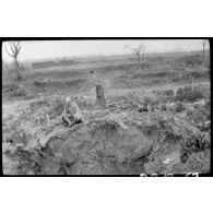 [Soldat dans un paysage dévasté].