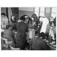 Femmes algériennes dans un bureau de vote. [légende d'origine]<br>