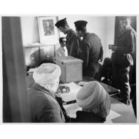 Soldats français dans un bureau de vote. [légende d'origine]<br>