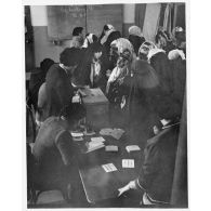 Femmes algériennes dans un bureau de vote. [légende d'origine]<br>