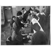 Femmes algériennes dans un bureau de vote. [légende d'origine]<br>