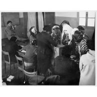 Femmes algériennes dans un bureau de vote. [légende d'origine]<br>