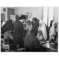 Femmes algériennes dans un bureau de vote. [légende d'origine]<br>