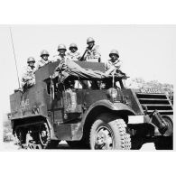 Herse (nom donné à la ligne Morice, barrage électrifié séparant l'Algérie de la Tunisie par les soldats français) au Point Fixe à la côte 265. [légende d'origine]<br>