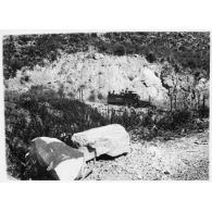 Herse (nom donné à la ligne Morice, barrage électrifié séparant l'Algérie de la Tunisie par les soldats français) au point kilométrique 142. [légende d'origine]<br>