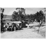 Entrée du camp du 5/29. [légende d'origine]<br>
