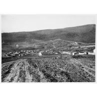 Vue de Toustain, commune de l'Algérie française située dans l'arrondissement de Bône (30 km au sud-est de Bône) et dans le département de Constantine, depuis le phare. [légende d'origine]<br>
