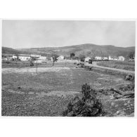 Toustain , commune de l'Algérie française située dans l'arrondissement de Bône (30 km au sud-est de Bône) et dans le département de Constantine, vue depuis la porte sud. [légende d'origine]<br>