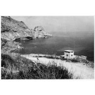 Genny 15 et le cap Roux (à l'est, l'Algérie est séparée de la Tunisie par une ligne qui commence au Cap Roux). [légende d'origine]<br>