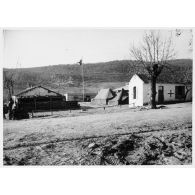 Toustain, commune de l'Algérie française située dans l'arrondissement de Bône (30 km au sud-est de Bône) et dans le département de Constantine, 3/29 et l'infirmerie. [légende d'origine]<br>