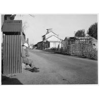 Porte ouest et SAR du Tarf, ville entourée de forêts dans la région de Constantine (10 km à l'est de la frontière tunisienne, 30 km à l'ouest de Bône). [légende d'origine]<br>