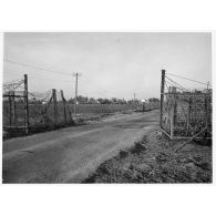 Porte sud du Tarf, ville entourée de forêts dans la région de Constantine (10 km à l'est de la frontière tunisienne, 30 km à l'ouest de Bône). [légende d'origine]<br>