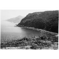 Vue du cap Roux (à l'est, l'Algérie est séparée de la Tunisie par une ligne qui commence au Cap Roux). [légende d'origine]<br>