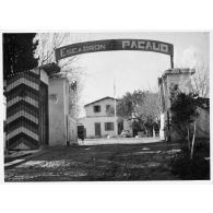 Entrée du 1/29, l'escadron Pacaud était situé à Oum Theboul, au nord-est de Constantine. [légende d'origine]<br>