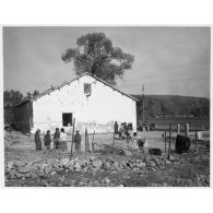 Ecole de Guergour, petit village de Kabylie situé à la sortie de la ville de Lakhdaria, dans la wilaya de Bouira. [légende d'origine]<br>