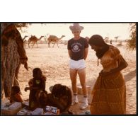 Un Légionnaire vient faire son choix de lessive. [légende d'origine]<br>