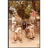 N'Djamena      - Base françasie (II° escadron du RICM, photographe : Lieutenant De Stabenrath). [légende d'origine]<br>