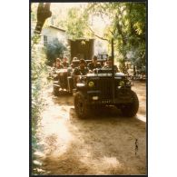 N'Djamena- Escouade du peloton d'alerte quittant sa base à l'aéroport. [légende d'origine]