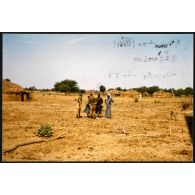 Douguia- Recherche de renseignements pendant la conférence. [légende d'origine]