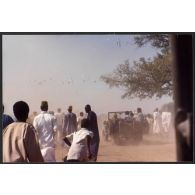 Douguia - Les délégations rejoignent la piste d'envol après la formation du gouvernement, au milieu de la liesse populaire. [légende d'origine]