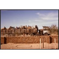 Transport routier - ravitaillement des indigènes d'Ati. [légende d'origine]