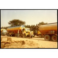 Transport et escorte des camions d'essence au profit du Groupement Légion d'Ati. [légende d'origine]<br>