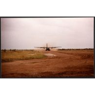 5° Transall se pose sur la piste d'Ati (située à 500 km au nord-est de la capitale Ndjamena). [légende d'origine]<br>