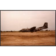 45° Transall se pose sur la piste détrempée d'Ati (située à 500 km au nord-est de la capitale Ndjamena). [légende d'origine]<br>