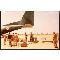 49° et dernier Transall embarque le reste du matériel du Groupement d'Ati (soit 450 tours de matériels en 5 jours). [légende d'origine]<br>