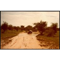 Jeep du Commandant de Groupement en mauvaise posture. [légende d'origine]<br>