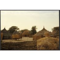 A l'orée de la piste Ati - Moussouro - Maisons traditionnelles. [légende d'origine]<br>