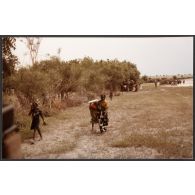 A l'orée de la piste Ati - Moussouro - Femmes tchadiennes sur le sentier. [légende d'origine]<br>
