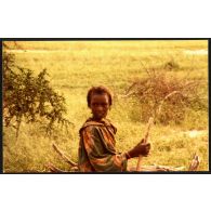 Curiosité, déception ou inquiétude d'une jeune fille tchadienne. [légende d'origine]<br>