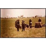 Pièce de 120 en action au champ de tir de Karkour. [légende d'origine]<br>