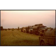 Les gros porteurs civils réquisitionnés pour le repli. [légende d'origine]<br>