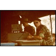 Lieutenant-Colonel Mechain, Commandant de Groupement, en écoute radio urgent pour dépannage. [légende d'origine]<br>