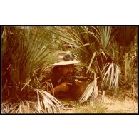 La mise en garde en attendant les pièces de rechange - Soldat camouflé. [légende d'origine]<br>